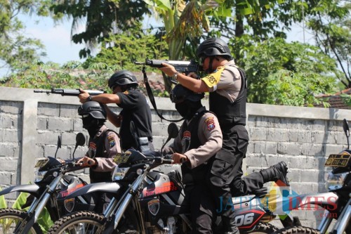 Kapolres Lumajang ikut serta dalam latihan ini (Foto : Moch. R. Abdul Fatah / Jatim TIMES)