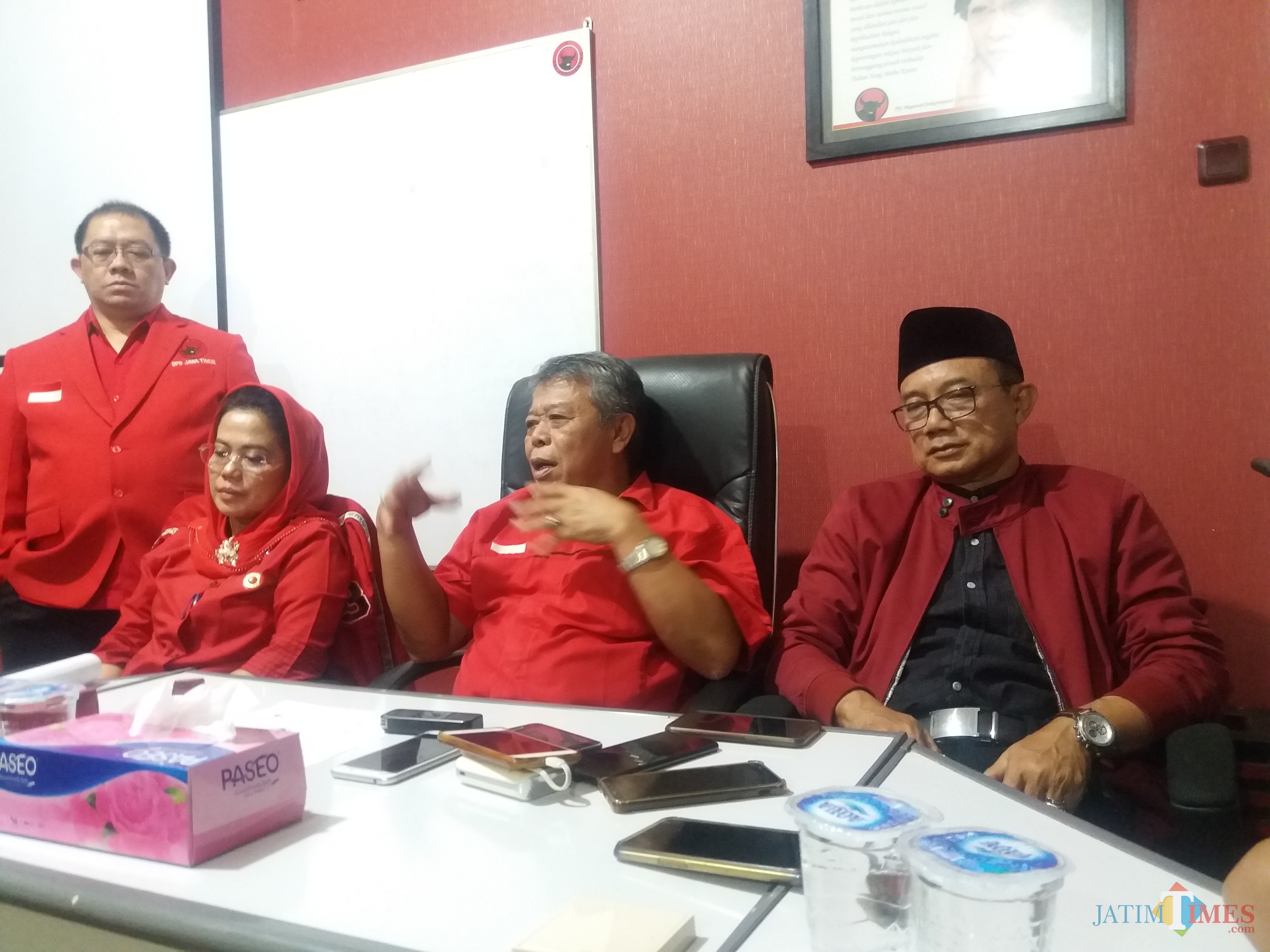 Ketua DPD PDIP Jatim Kusnadi ketika memberikan keterangan