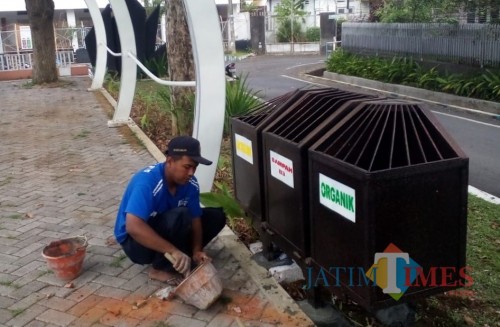 Petugas Bidang Pertamanan yang memasang tempat sampah baru (Bidang Pertamanan for MalangTIMES)