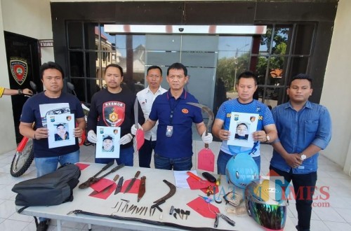 Polisi menunjukkan foto tiga pelaku yang ditembak mati beserta barang bukti.