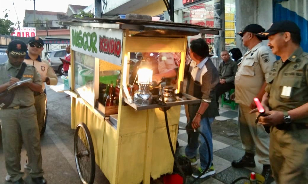 Satpol PP Kota Batu saat melakukan sosialisasi kepada PK di jalan Panglima Sudirman. (Foto: istimewa)