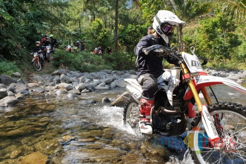 Semarakkan National Honda Roadventure, Komunitas dan Konsumen Honda CRF Jatim Menggelar Touring Trabas Bareng. Foto: (Bambang Setioko/JatimTIMES)
