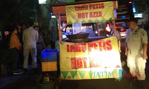 Tim satgas saat sosilasisai kepada PKL jalan Diponegoro, Kecamatan Batu.