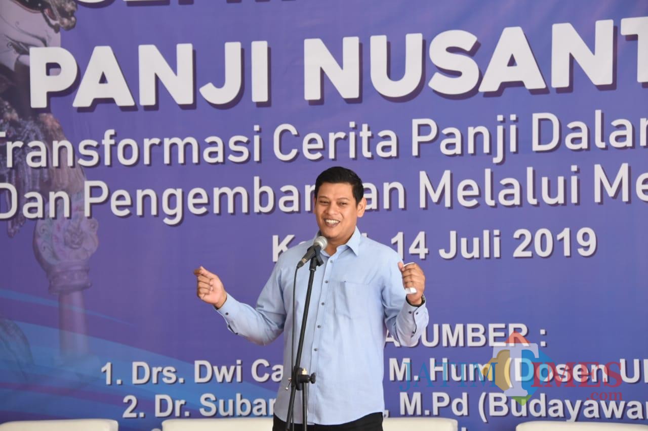 Walikota Kediri Abdullah Abu Bakar saat memberikan sambutan dalam acara seminar budaya Panji. (eko Arif s /JatimTimes)