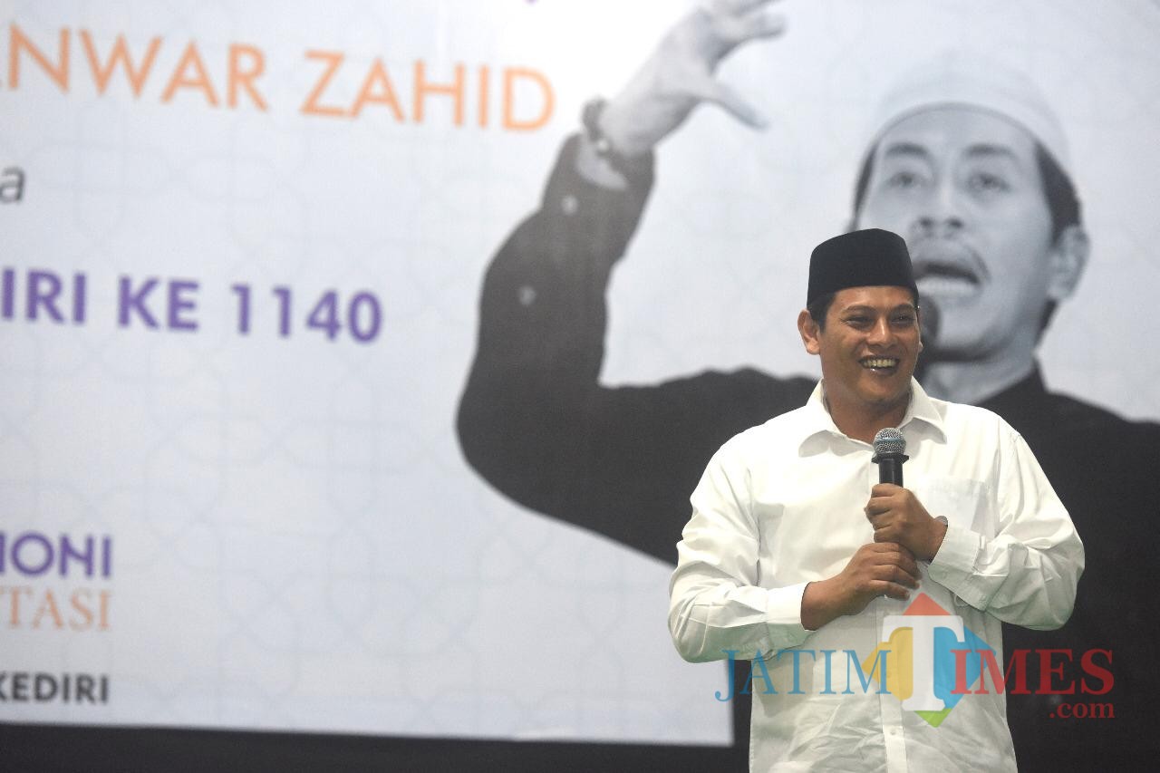 Walikota Kediri Abdullah Abu Bakar saat memberikan sambutan dalam pengajian akbar. (eko Arif s /JatimTimes)