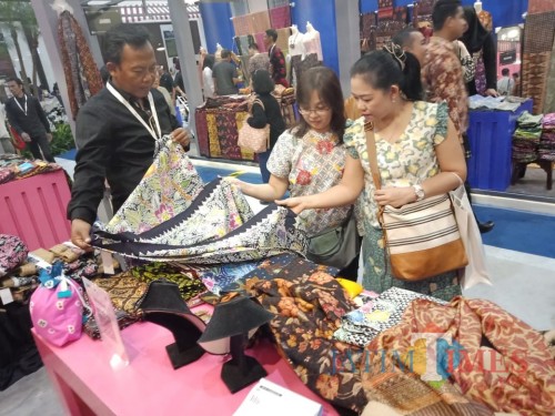 Batik hasil UMKM binaan BI Malang menarik minat para pengunjung KKI 2019 di JCC, Jakarta. (Foto: Dokumen MalangTIMES)