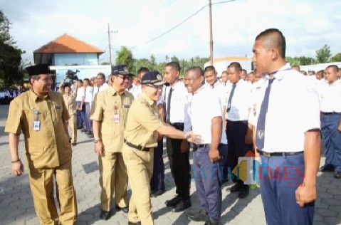 Bupati Abdullah Azwar Anas salami dan semangati siswa SMA/SMK di hari pertama masuk sekolah