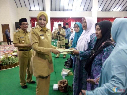 Bupati Jember saat memberikan SK Cuti kepada ASN yang menunaikan ibadah Haji (foto : Moh. Ali Makrus / JatimTIMES)