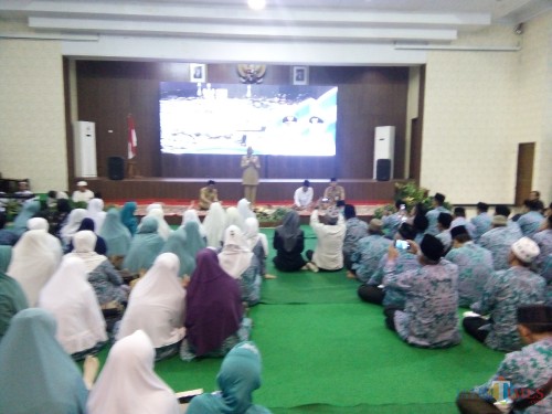 Bupati Jember saat memberikan sambutan kepada ASN yang akan berangkat menunaikan ibadah haji. (foto : Moh. Ali Makrus / jatim TIMES)