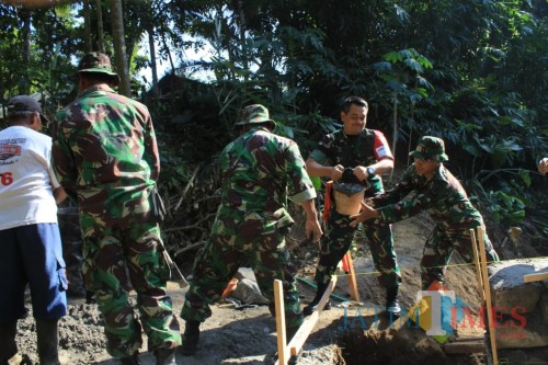 Dandim 0808/Blitar Letkol Inf Kris Bianto memimpin langsung pembangunan jembatan TMMD di Desa Karangbendo.(Foto : Aunur Rofiq/BlitarTIMES)