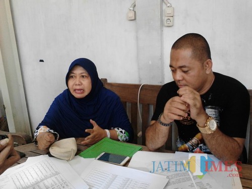 Khusnul Khotimah (kiri), korban mutasi pejabat di Kota Pasuruan.