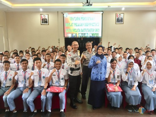 Pelajar SMA/SMK saat bersama Wakapolres Batu Kompol Zein Mawardi bersama Wali Kota Batu Dewanti Rumpoko beberapa saat lalu. (Foto: Irsya Richa/MalangTIMES)