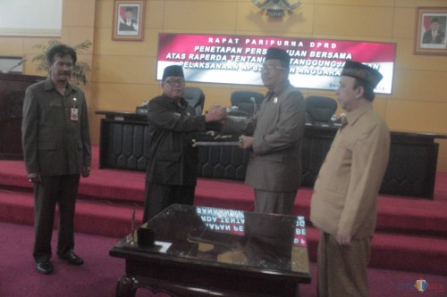 Wakil Ketua DPRD Kota Blitar Slamet menyerahkan dokumen Perda APBD 2018 kepada Plt Wali Kota Blitar Santoso.(Foto : Aunur Rofiq/BlitarTIMES)