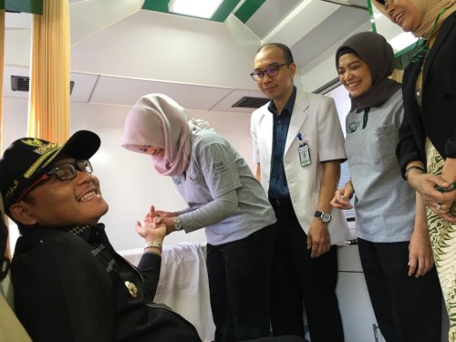 Wali Kota Malang Sutiaji (bertopi) saat melakukan medical check up di Halaman Balai Kota Malang. (Arifina Cahyanti Firdausi/MalangTIMES)