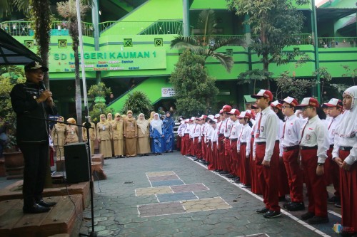 Wali Kota Malang Sutiaji saat sidak MOS di SDN Kauman 1. (Foto: Imarotul Izzah/MalangTIMES)