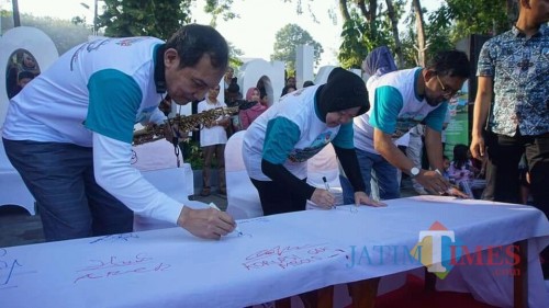 Wali Kota Risma bersama Wakil Ketua KPK Saut Situmorang.