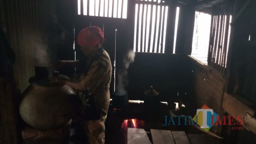 Buk Ndin saat menyedu kopi untuk pengunjung. (Foto: Indra Seriawan/BondowosoTIMES)
