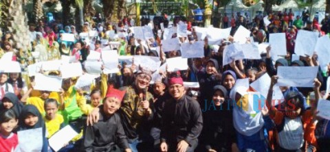 Bupati Abdullah Azwar Anas bersama ratusan siswa peserta Festival Crestive Recycle