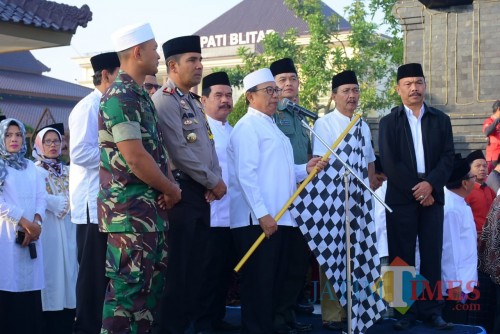 Bupati Blitar memberangkatkan jamaah haji dari Halaman Pendopo Ronggo Hadi Negoro