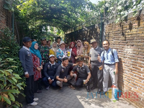 Tim juri dari DLH Kota Malang saat melakukan penjurian Kampung Bersinar. (Hendra Saputra)
