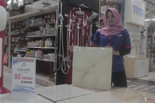 Karyawan menunjukkan keramik produk Mulia Ceramics yang lagi diskon.(Foto : Aunur Rofiq/BlitarTIMES)