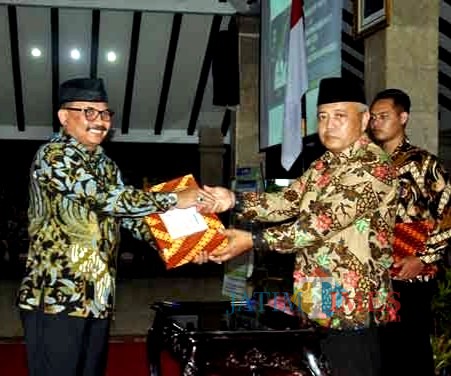 Kepala Bapenda Kabupaten Malang Purnadi (kiri) bersama Plt Bupati Malang Sanusi dalam acara peluncuran strategi peningkatan pajak daerah. (dok MalangTIMES)