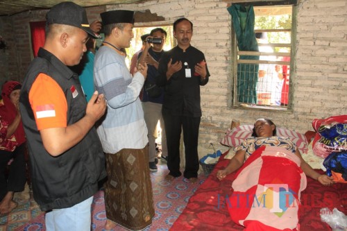 Ketua PCNU Banyuwangi KH Ali Makki Zaini dan penguru PCNU berdoa untuk kesembuhan Painem