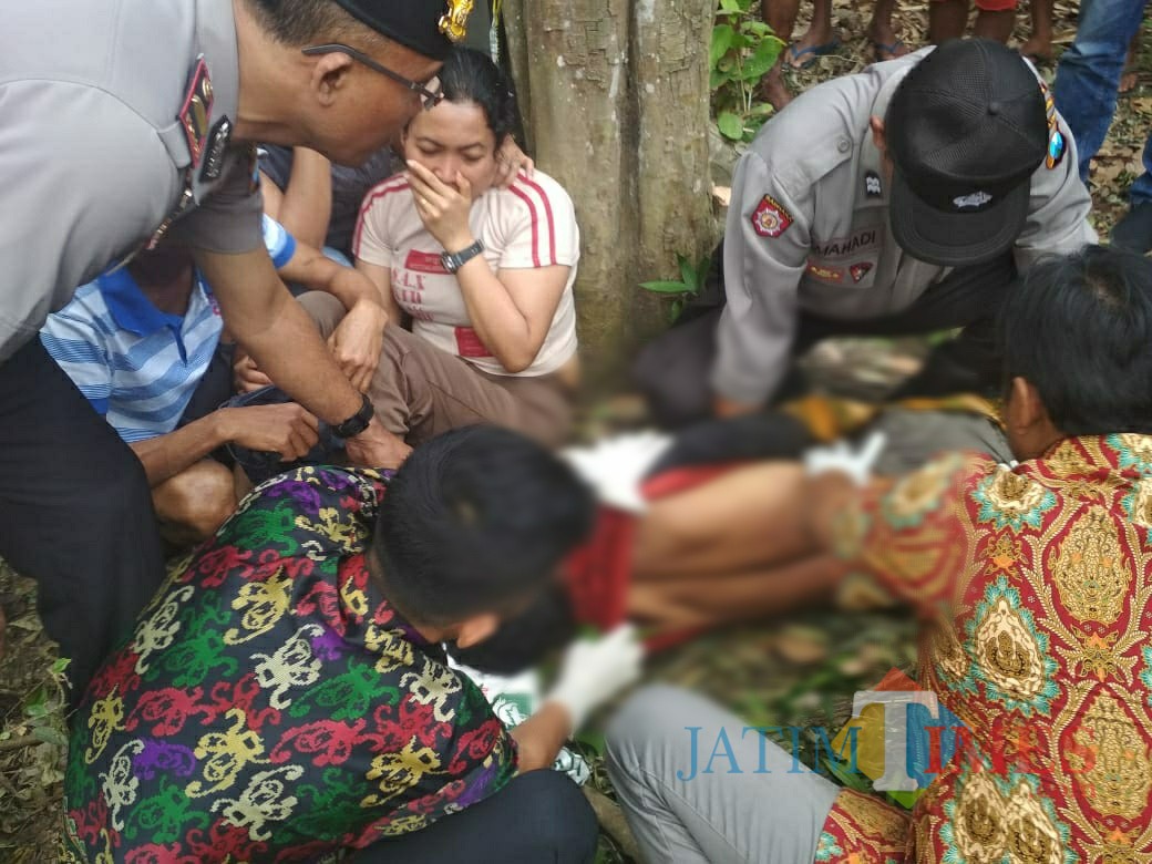 Kondisi korban saat diperiksa petugas / Foto : Dokpol / Tulungagung TIMES