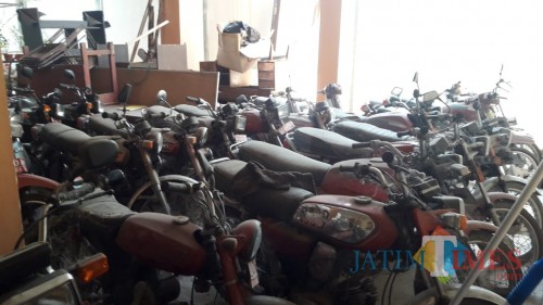 Motor dinas yang disoal oleh Panja LHP BPK lantaran tak jelas keberadaanya, sebagian terparkir di belakang kantor dinas (foto : Joko Pramono/Jatim Times)