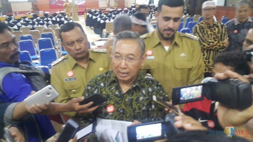 Penasehat KPK saat diwawancarai sejumlah wartawan usai membuka acara road show bus KPK Jelajah Negeri, Bangun Anti Korupsi (Agus Salam/Jatim TIMES)