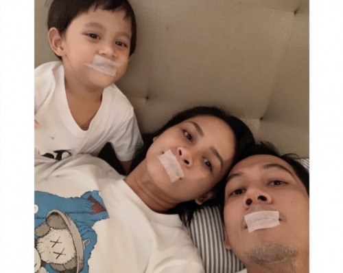 Penyanyi Andien beserta suami dan anak yang memakai plester. (Foto: dok. Instagram@andienaisyah)