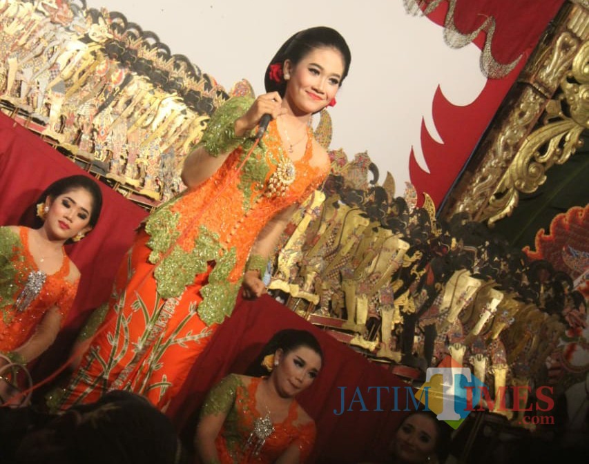 Sekar Dewi Nawang Ara saat tampil nyinden.(Foto : Malik Naharul/BlitarTIMES)