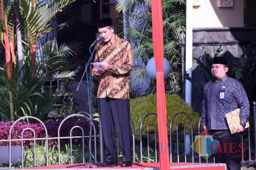 Sekda Kota Kediri Budwi Sunu memimpin upacara memperingati Hari Koperasi. (eko Arif s /JatimTimes)