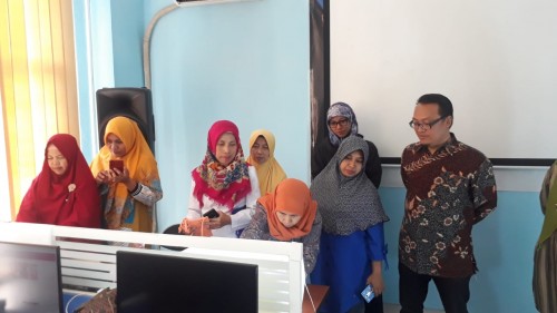 Suasana dalam workshop pelatihan e-commerce dan pengambilan foto yang dilakukan oleh pemateri dari Unikama (Unikama for MalangTIMES)
