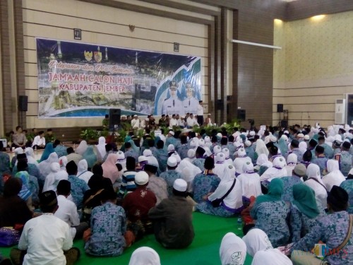 Suasana pelepasan jamaah haji asal Jember di Gedung Balai Serbaguna Kaliwates, Jember. (foto : Moh. Ali Makrus / Jatim TIMES)