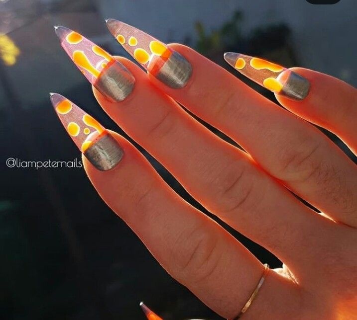 Tampilan nail art lampu lava. (Foto: Isntagram @liampeternails)
