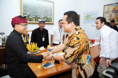 Tim dari Xpress Air saat membahas persiapan penerbangan bersama Bupati Banyuwangi Abdullah Azwar Anas