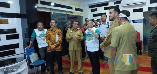 Wali Kota Probolinggo Hadi Zainal Avbidin saat menemani KPK meninjau Command Centre (Agus Salam.Jatim TIMES)