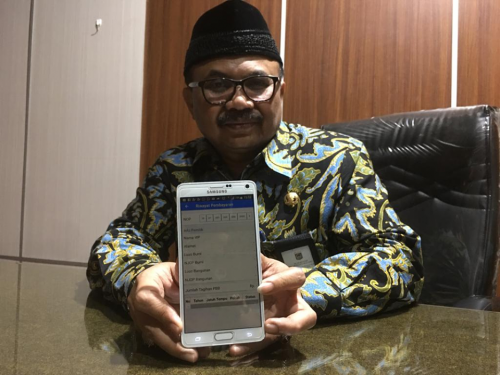 Kepala Bapenda Kabupaten Malang Dr Purnadi saat menunjukkan aplikasi Simpal BPHTB (Foto : Ashaq Lupito / MalangTIMES)