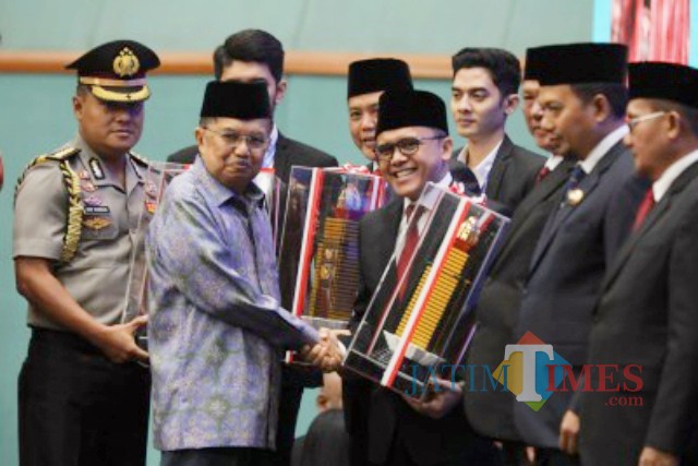 Bupati Abdullah Azwar Anas saat menerima penghargaan Parasamya Purnakarya Nugraha dari Wapres JK di Jakarta