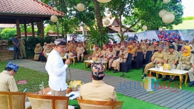 Bupati Banyuwangi Abdullah Azwar Anas saat menggelar rakor dengan stakeholder dan SKPD terkait.