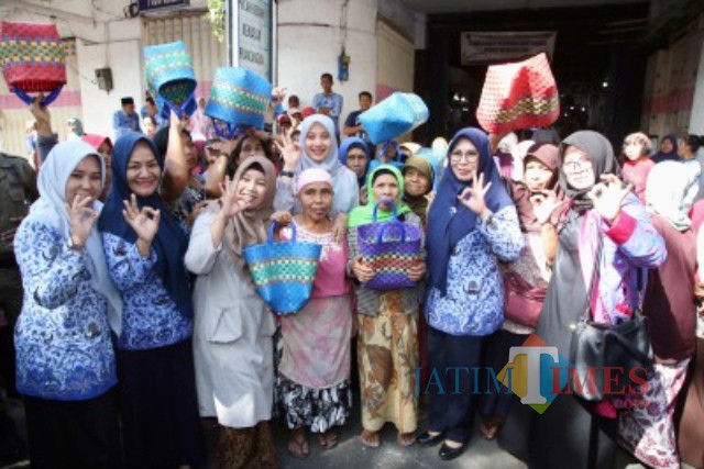 Dani Azwar Anas didampingi Kepala DLH Husnul Chotimah saat membagikan keranjang belanja kepada emak emak di dalam Pasar Tradisionil Banyuwangi