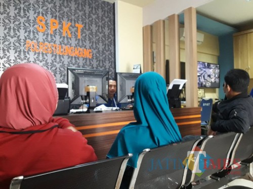 Dua orang warga Sambirobyong yang jadi korban pengurusan sertifikat saat di Polres Tulungagung / Foto : Istimewa / Tulungagung TIMES