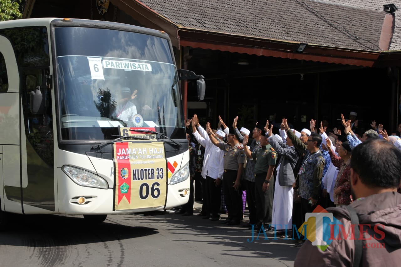 Jamaah haji asal Tulungagung saat diberangkatkan di Pendopo Tulungagung (ist)