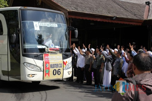 Jamaah haji asal Tulungagung saat diberangkatkan di Pendopo Tulungagung (ist)