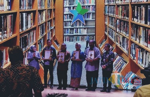 Ketua MMI Hengki Herwanto (tiga dari kiri) saat menerima piala Anugerah Mitra Perpusnas 2019 di Jakarta. (Foto: MMI for MalangTIMES)
