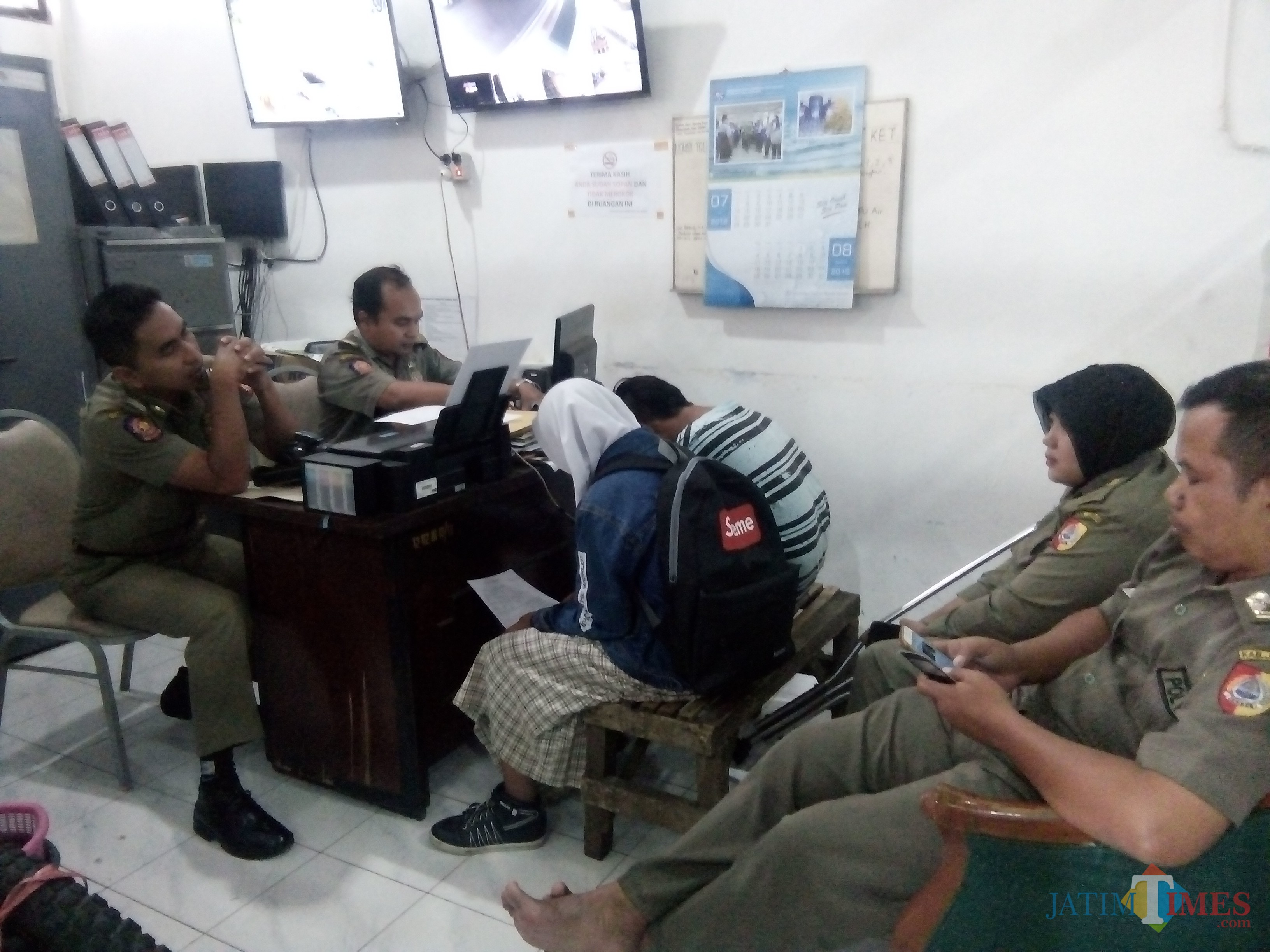 Kroco dan Endeliawati saat disidang si ruang Satpol PP Pemkab Jember. (foto : Moh. Ali Makrus / Jatim TIMES)