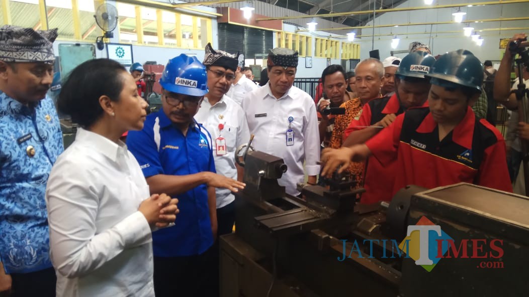 Menteri Rini Soemarno meninjau kelas Industri PT Inka di SMKN I Glagah.
