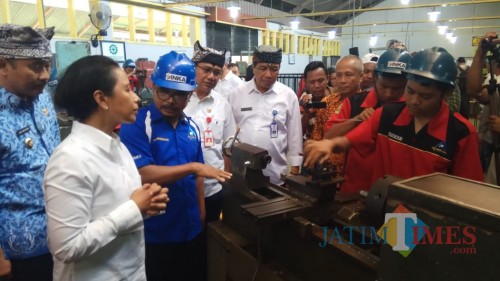 Menteri Rini Soemarno meninjau kelas Industri PT Inka di SMKN I Glagah.