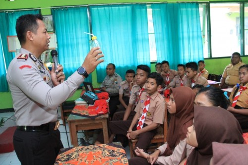 Minggu Pertama Masuk Sekolah, Kapolres Kediri Mengajar di SMPN 2 Kandangan. Foto (Ist)
